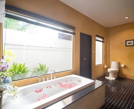 Двухместный номер с собственным джакузи Sino Wing 2 отдельные кровати в Курортный отель The Old Phuket - Karon Beach Resort