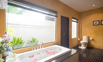 Двухместный номер с собственным джакузи Sino Wing двуспальная кровать в Курортный отель The Old Phuket - Karon Beach Resort