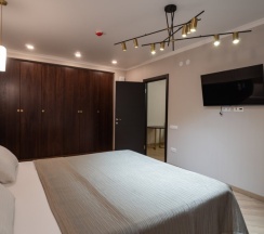 Двухместный люкс (Малый корпус) с 2 комнатами с балконом двуспальная кровать в Литфонд