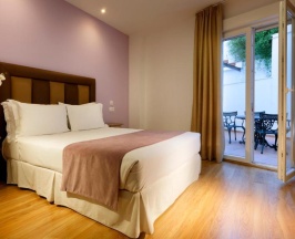 Двухместный номер с внутренним двориком двуспальная кровать в Hotel Arco Elvira