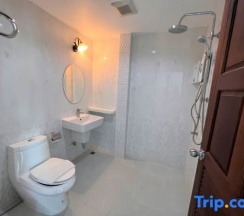Трёхместный люкс с частичным видом на море в The Beach Front Resort Pattaya  - SHA Plus