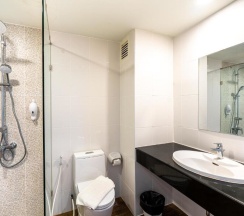 Двухместный номер Deluxe рядом с пляжем двуспальная кровать в Royal Phala Cliff Beach Resort and Spa