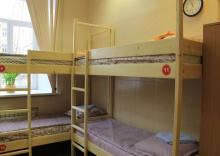 Кровать в общем номере с красивым видом из окна в Like room