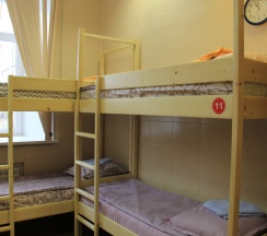 Кровать в общем номере с красивым видом из окна в Like room