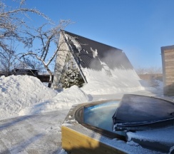 Дом у сосны с горячим уличным бассейном в А-Шалаш