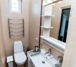 203 - Четырехместный номер с балконом и боковым видом на море в Азов Инн