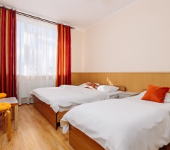 Стандарт с двуспальной и односпальными кроватями , видом на море до 4 гостей в Дельфин парк