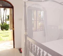 Двухместное шале двуспальная кровать в Jaga Bay Resort