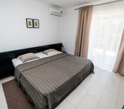 25 - Двухместный номер с террасой и боковым видом на море в Азов Инн