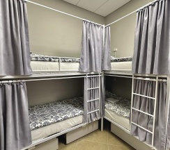 Кровать в 6-местном общем номере в Sova