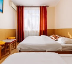 Стандарт с двуспальной и односпальными кроватями , видом на море до 4 гостей в Дельфин парк