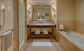 Терраса King с видом на Исаакиевский собор в Four Seasons Hotel Lion Palace St. Petersburg