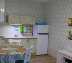 Коттедж с 2 комнатами с красивым видом из окна в Корница