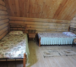 Двухкомнатный номер с двумя односпальными кроватями в Русь-отель