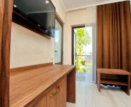 Двухместный полулюкс 2 этаж с балконом двуспальная кровать в Ninel