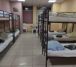 Кровать в 8-местном общем мужском номере (без окна) в Сити-В