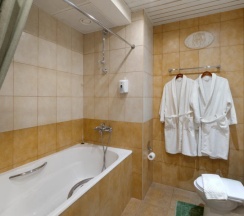 Люкс с кроватью king-size и балконом в C.A.T. Group