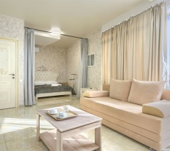 Полулюкс (одна двуспальная кровать и диван) в Nairi