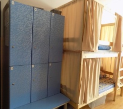 Кровать в 12-местном общем номере в Main room