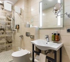 Представительский номер c 1 большой кроватью в Holiday Inn Kaliningrad