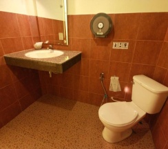 Бунгало Superior с балконом и с видом на бассейн в Tharathip Resort