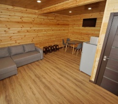 Коттедж с балконом и с красивым видом из окна в Диамант