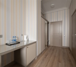 Семейный Полулюкс с 1 двуспальной и 1 односпальной кроватями в Ka Royal Hotel Boutique