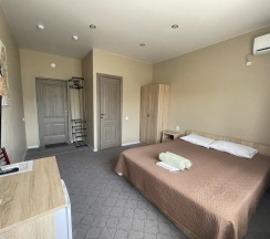 Двухместный номер Standard с балконом и с красивым видом из окна двуспальная кровать в Гранат