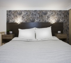 Loft Lux Red с балконом (1 двуспальная кровать + 1 большой диван) 2+3 человека в Loft&Home Apartments