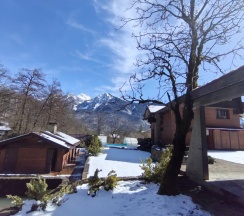 Коттедж с балконом и с красивым видом из окна в Солнечный