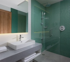Стандарт 1 кровать queen size с душем в Holiday Inn Perm