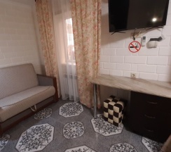 02. Трехместная комната (стандарт). 1 кровать широкая + диван в Левладиа.ру