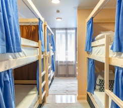 Кровать в общем 8-местном номере. в Гости Vl