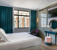 Двухместный номер Gran Via view двуспальная кровать в Vincci Capitol