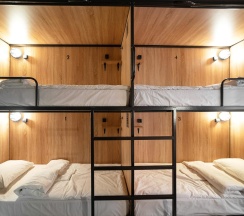 Кровать в мужском 8-местном номере (удобства на этаже) в Sleep box