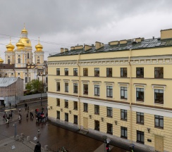 УЛУЧШЕННЫЙ с кроватью Queen-size, гидромассажной ванной и видом на Б.Московскую улицу в Соло на Владимирской