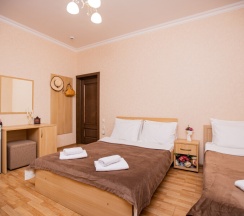 Стандарт 3-местный с двуспальной и односпальной кроватью и балконом в Джульетта