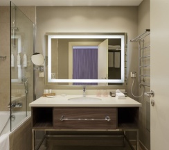 Представительский люкс с джакузи и террасой в Кортъярд Марриотт Сочи Красная Поляна