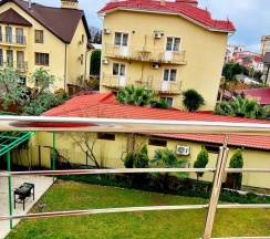 Семейный люкс с 2 комнатами с балконом и с красивым видом из окна в Наш дом