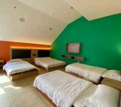 4-местный номер стандарт с 3 односпальными и 1 двуспальной кроватью в Holiday hotel