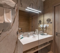 Двухместный номер Superior Deluxe с диваном двуспальная кровать в Hayasa Hotel Yerevan