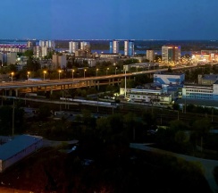 Двухместные апартаменты с 2 комнатами с балконом и с красивым видом из окна (двуспальная кровать) в Квартира в центре с видом на танцующий мост и стадион Арена МАКрент