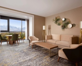 Двухместный люкс Grand Executive с панорамным видом на горы двуспальная кровать в Swissotel Wellness Resort Alatau Almaty