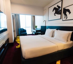 Двухместный клубный люкс с видом на город двуспальная кровать в Mogan hotel