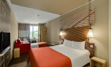 Номер Premium - с одной двуспальной кроватью и диваном в Ibis Москва