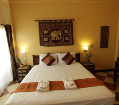 Двухместный номер Deluxe с балконом двуспальная кровать в Guesthouse Liam's Suan Dok Mai
