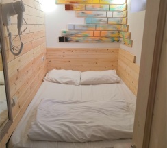 Двухместная номер - капсула с душем и туалетом маленькое окно в Арт Галактика