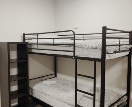 Кровать в женском 8-местном номере в Moss hotel