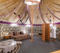 Двухместное Юрта в этно-отеле Орман Аулы двуспальная кровать в Aq-Qaiyn