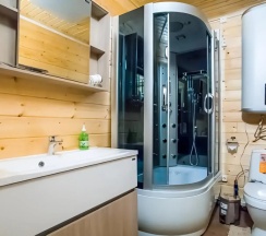 Коттедж с балконом и с видом на озеро в Горное озеро